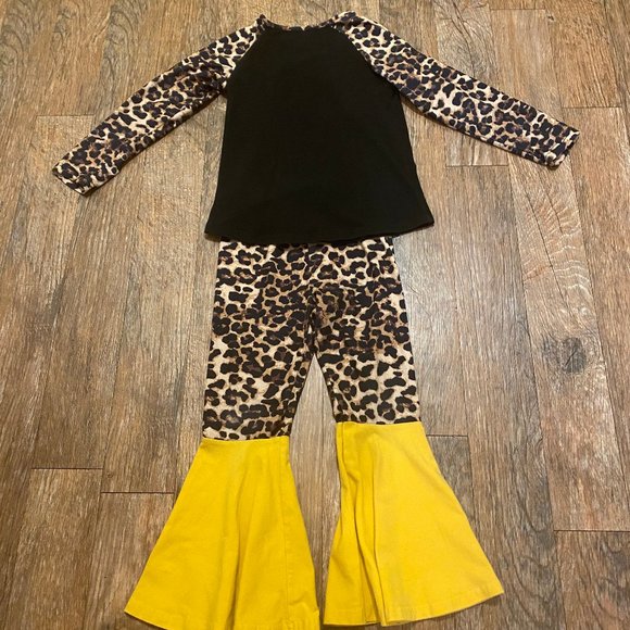 SOLD - Love Print Outfit Size 6/7 - Picture 2 of 3